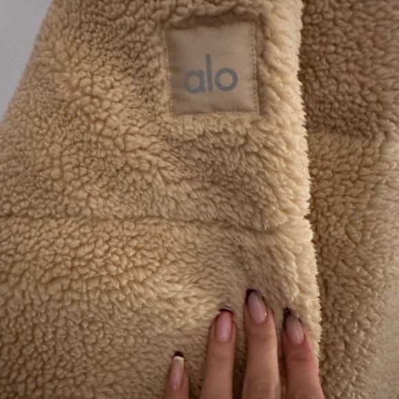 ALO Yoga Men’s  Sherpa Puffer Jacket in Camel - Picture 4 of 5